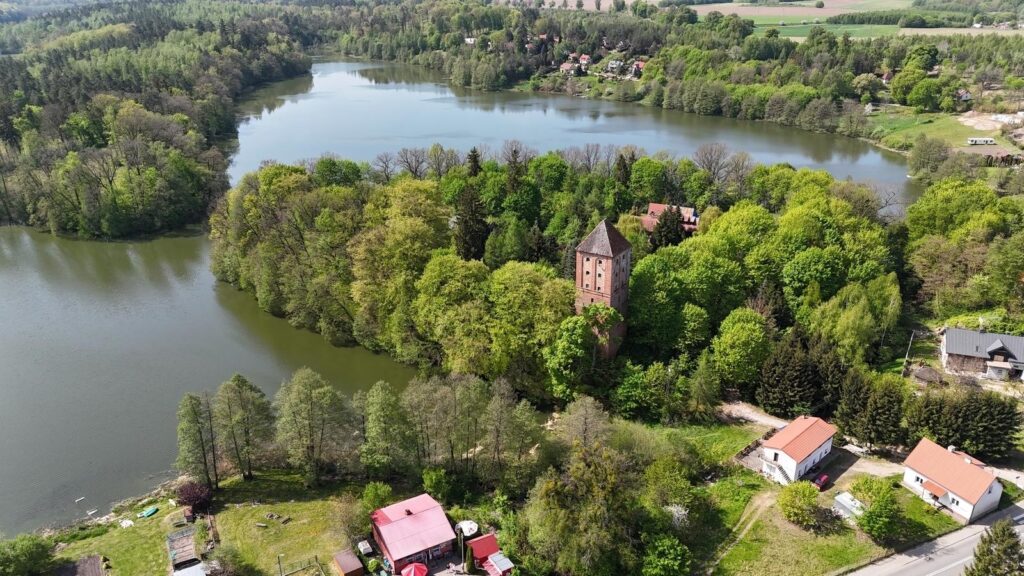 Dom wolnostojący blisko jeziora w Przezmarku. - zdjęcie 9