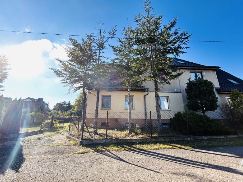 Na sprzedaż dom z piękna działką w Pile - zdjęcie 1