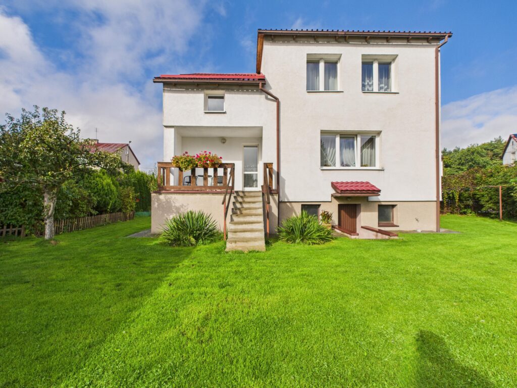 Dom w Olsztynku z ogrodem i tarasem - zdjęcie 2