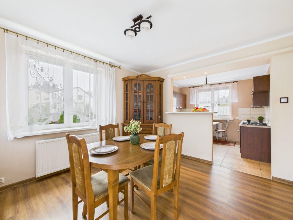 Dom w Olsztynku z ogrodem i tarasem - zdjęcie 3