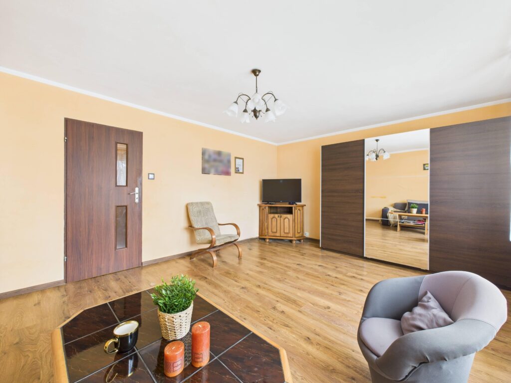 Dom w Olsztynku z ogrodem i tarasem - zdjęcie 9