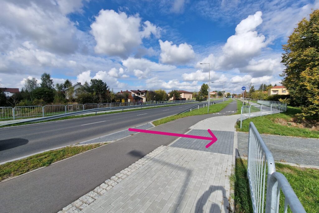 Duża łąka nad Krzną przy nowym moście i ścieżce - zdjęcie 2