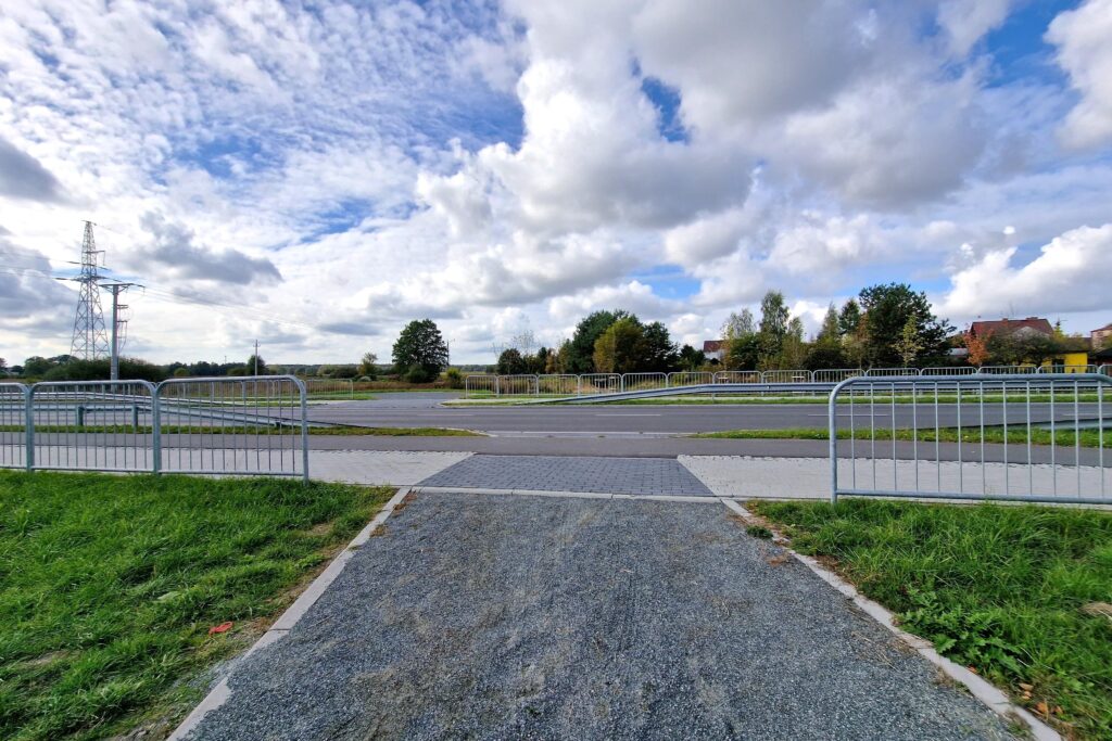 Duża łąka nad Krzną przy nowym moście i ścieżce - zdjęcie 3