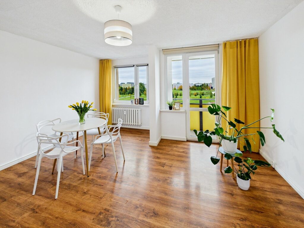 Przestronna kawalerka z balkonem na os. H - zdjęcie 1
