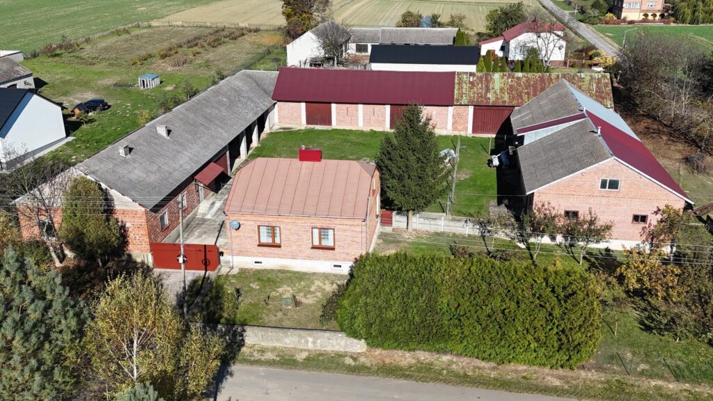 Dom siedliskowy z zabudowaniami na sprzedaż - zdjęcie 1