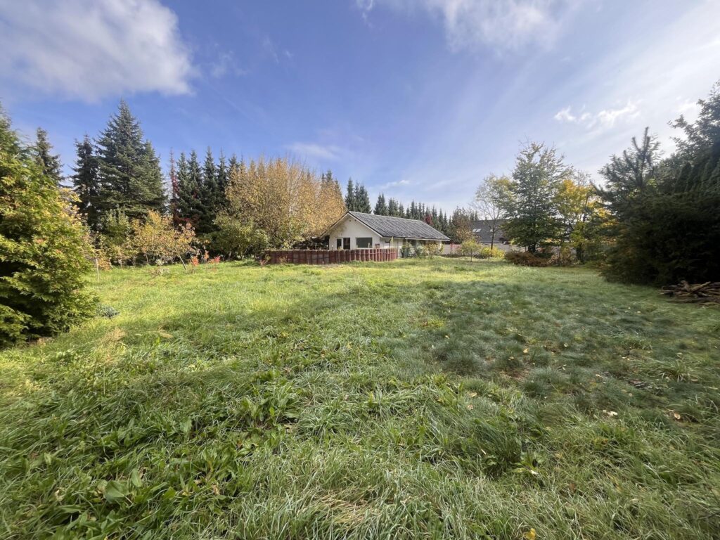 Działka z garażem i potencjałem na wymarzony dom - zdjęcie 4