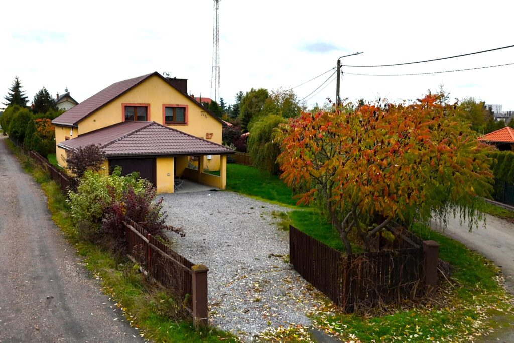 Dom w cichej i spokojnej okolicy w Łukowie - zdjęcie 1