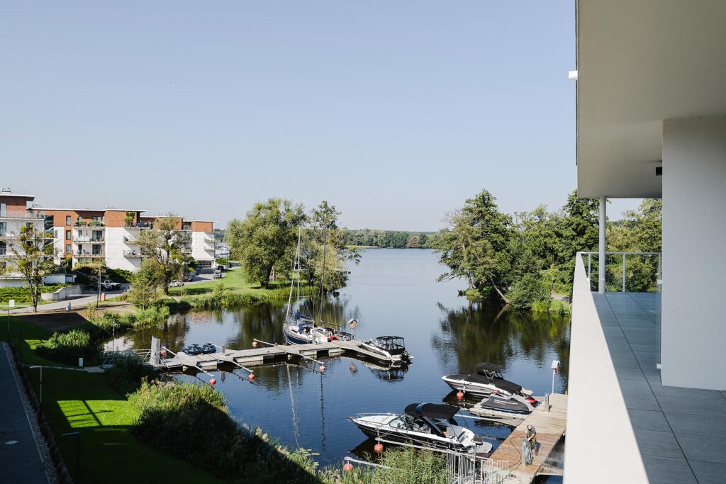 Nowoczesny apartament nad jeziorem - zdjęcie 1