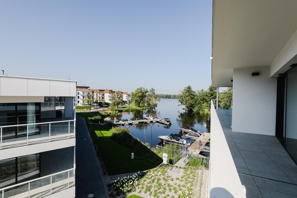 Nowoczesny apartament nad jeziorem - zdjęcie 2