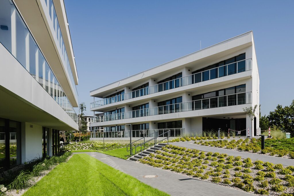 Nowoczesny apartament nad jeziorem - zdjęcie 1