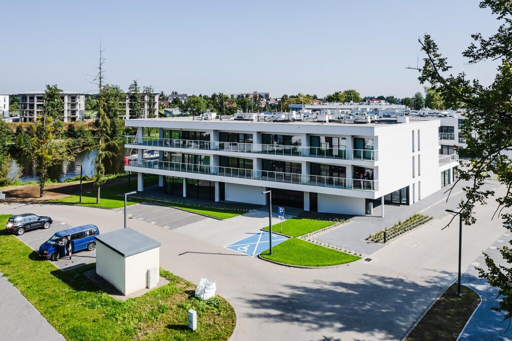 Nowoczesny apartament nad jeziorem - zdjęcie 2