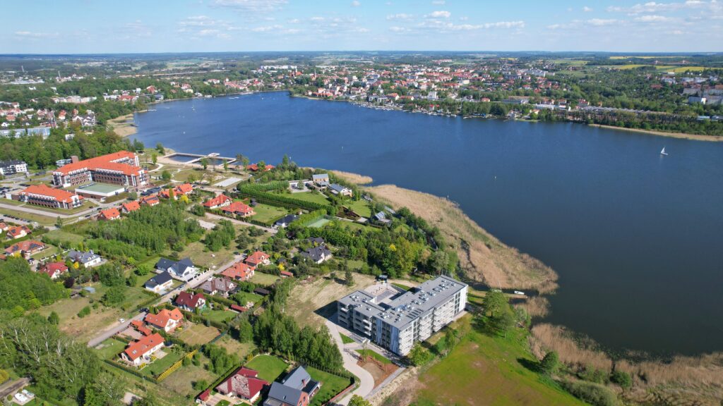 Nowoczesny apartament nad jeziorem - zdjęcie 11