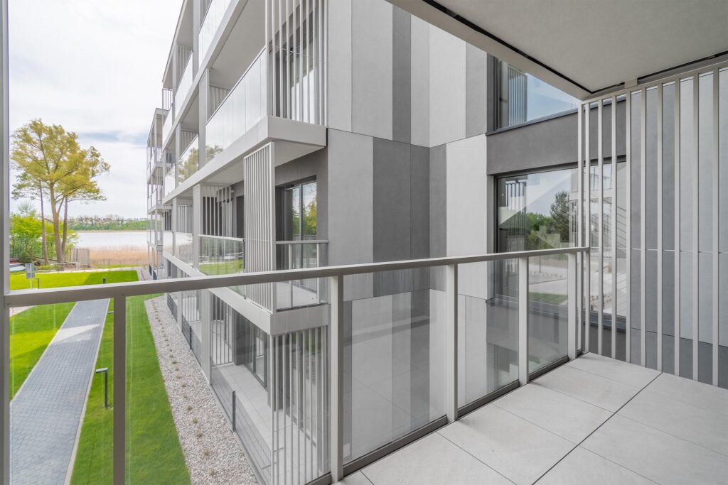 Nowoczesny apartament nad jeziorem - zdjęcie 2