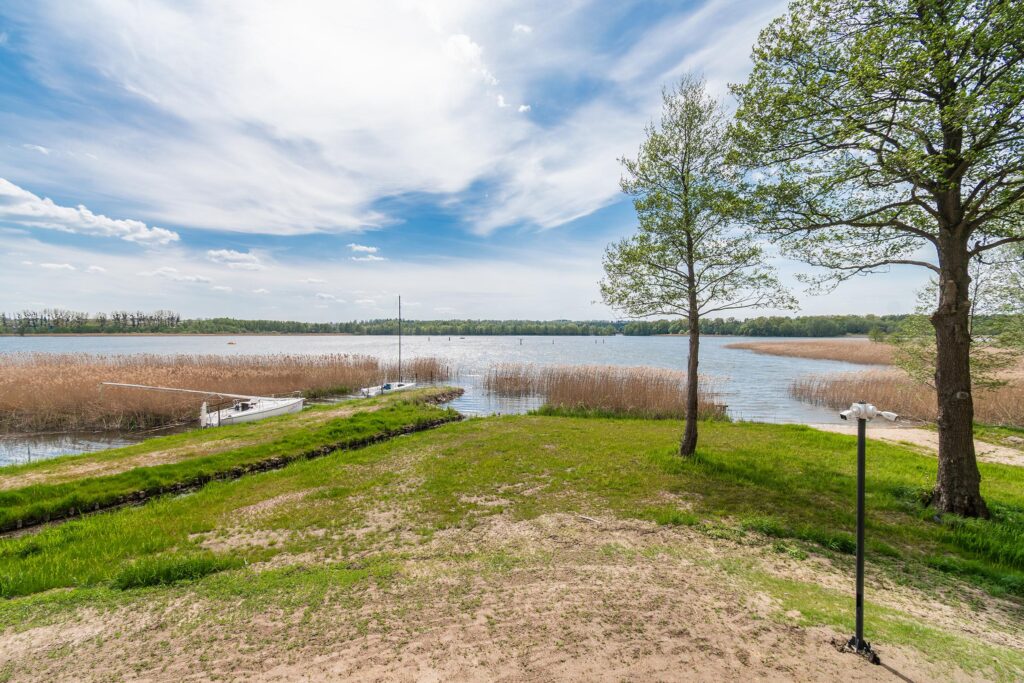 Nowoczesny apartament nad jeziorem - zdjęcie 8