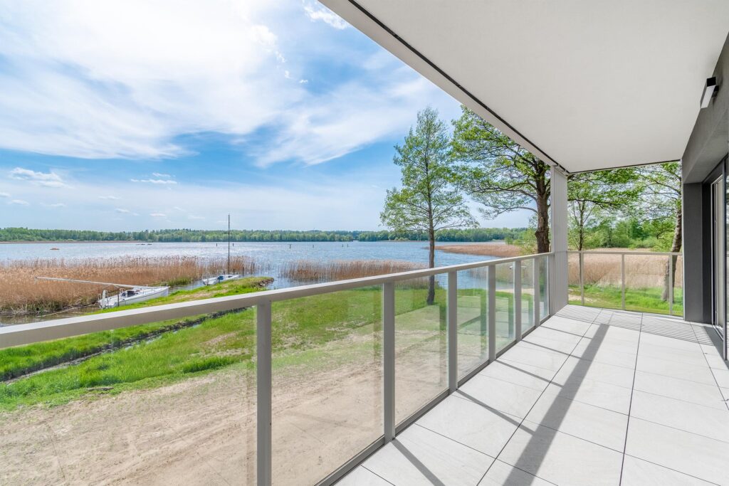 Nowoczesny apartament nad jeziorem - zdjęcie 2