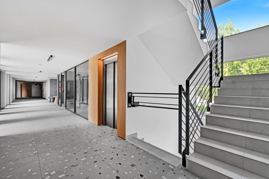 Nowoczesny apartament nad jeziorem - zdjęcie 10