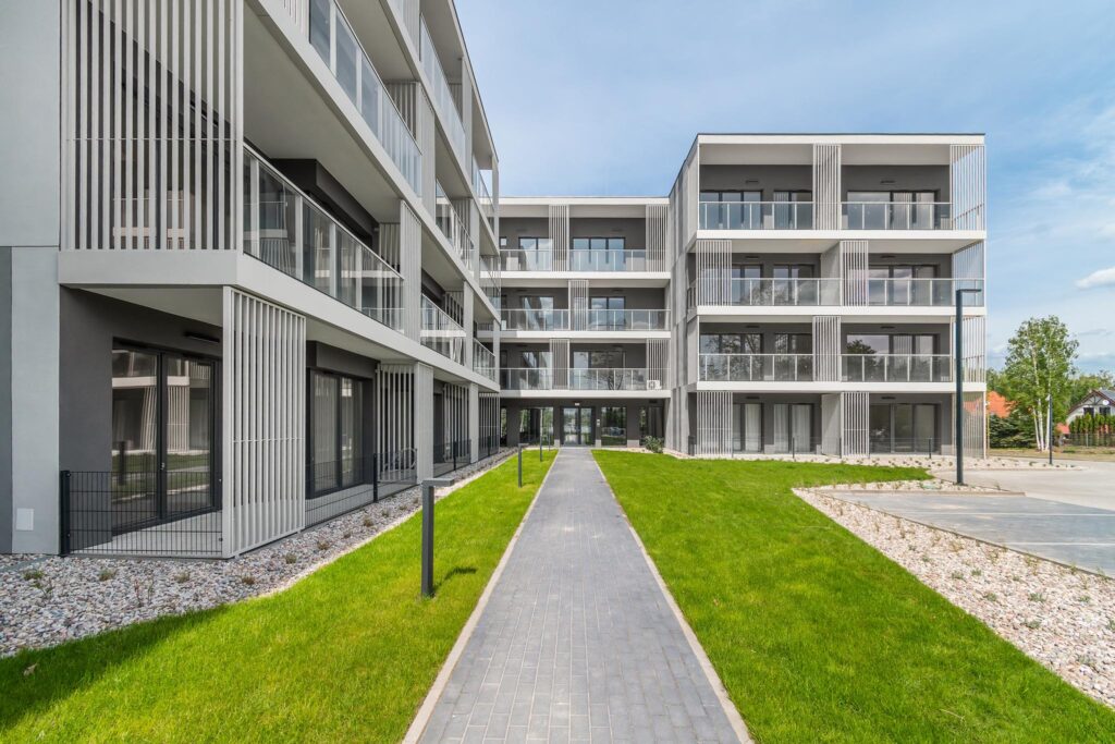 Nowoczesny apartament nad jeziorem - zdjęcie 12