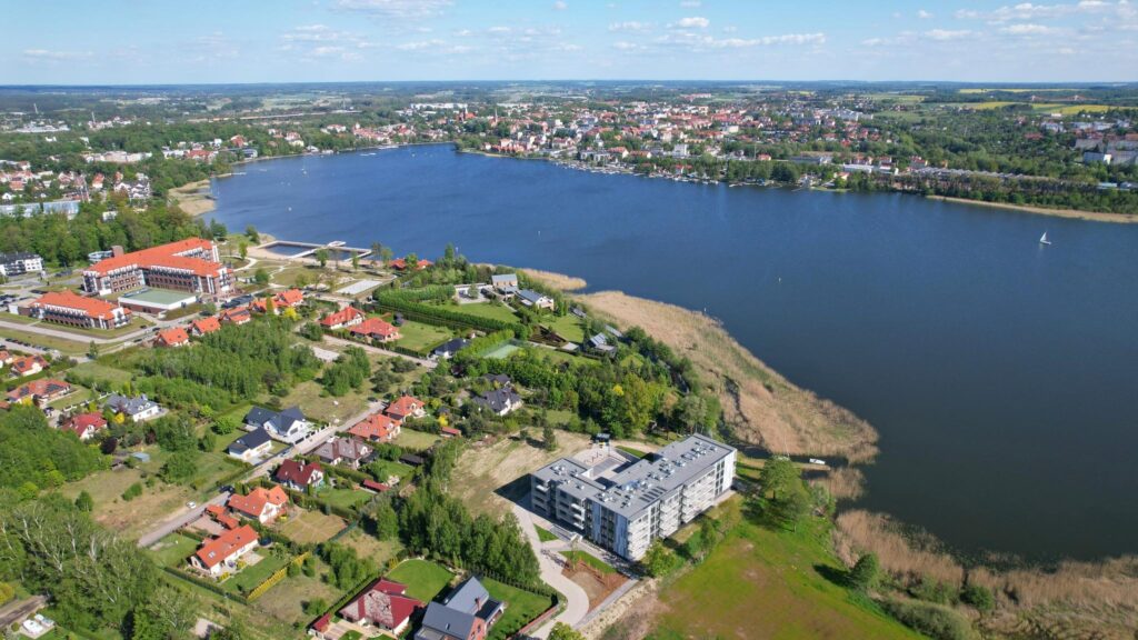 Nowoczesny apartament nad jeziorem - zdjęcie 17