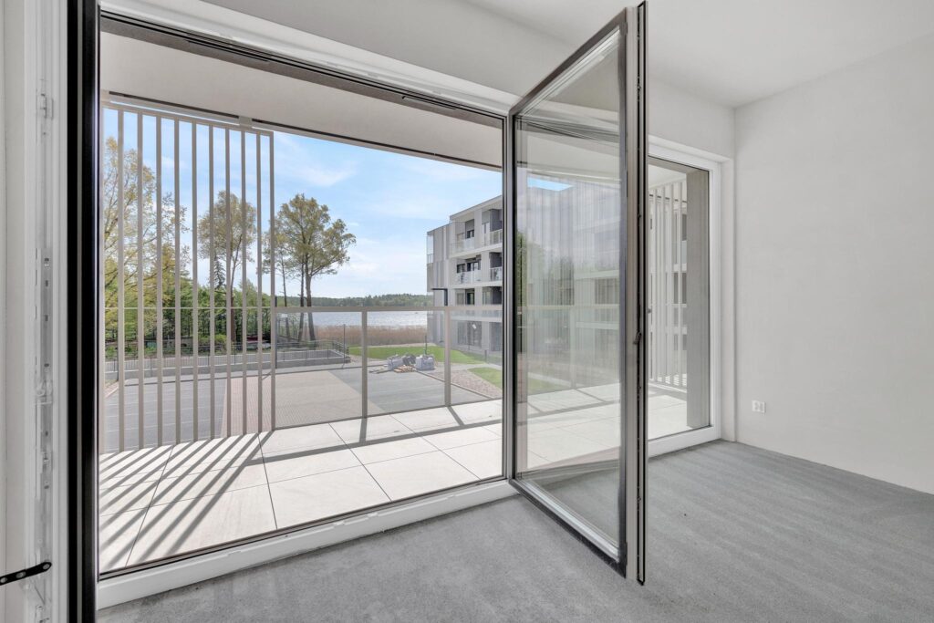 Nowoczesny apartament nad jeziorem - zdjęcie 2