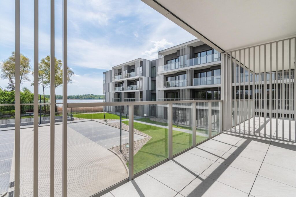Nowoczesny apartament nad jeziorem - zdjęcie 3