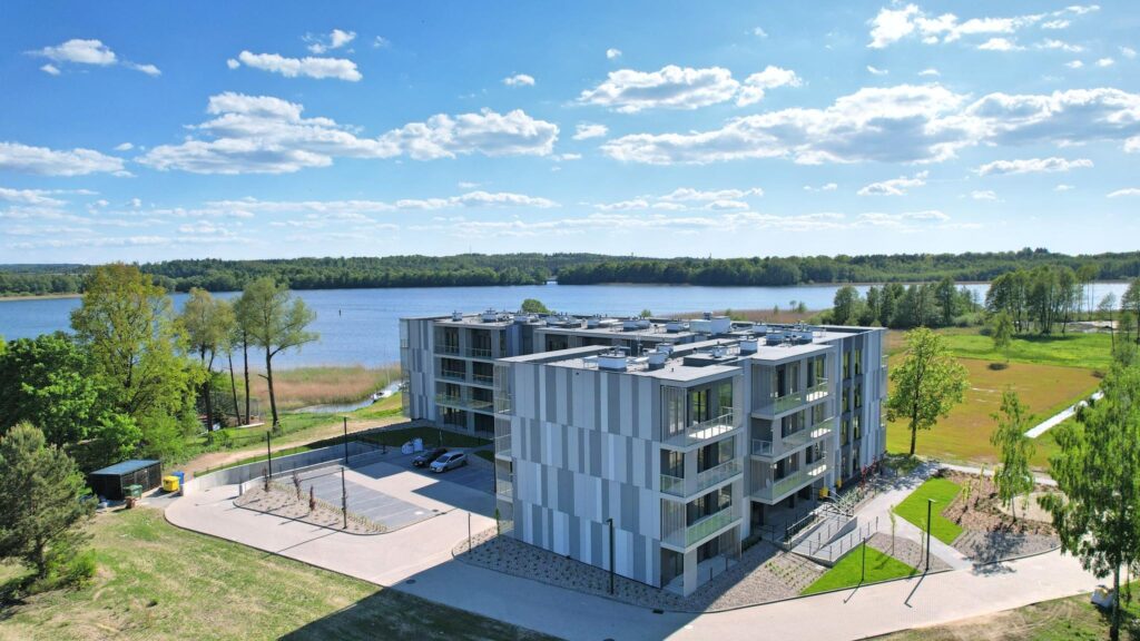 Gotowy do wprowadzenia apartament nad jeziorem - zdjęcie 26