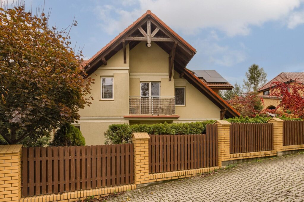 Dom w otoczeniu zieleni. - zdjęcie 4