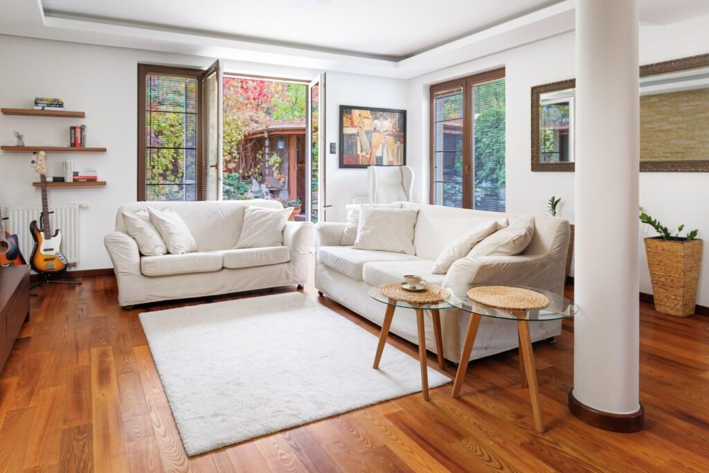 Dom w otoczeniu zieleni. - zdjęcie 3