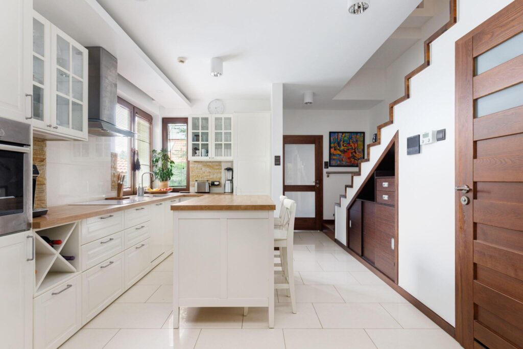 Dom w otoczeniu zieleni. - zdjęcie 2