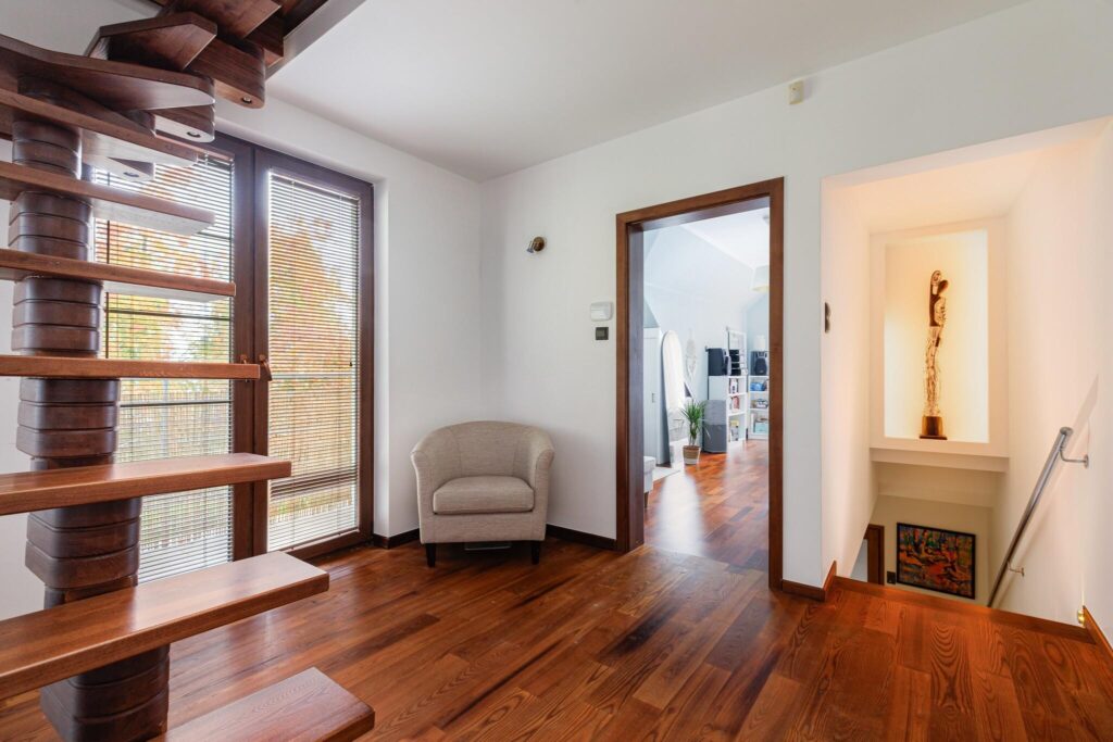 Dom w otoczeniu zieleni. - zdjęcie 9