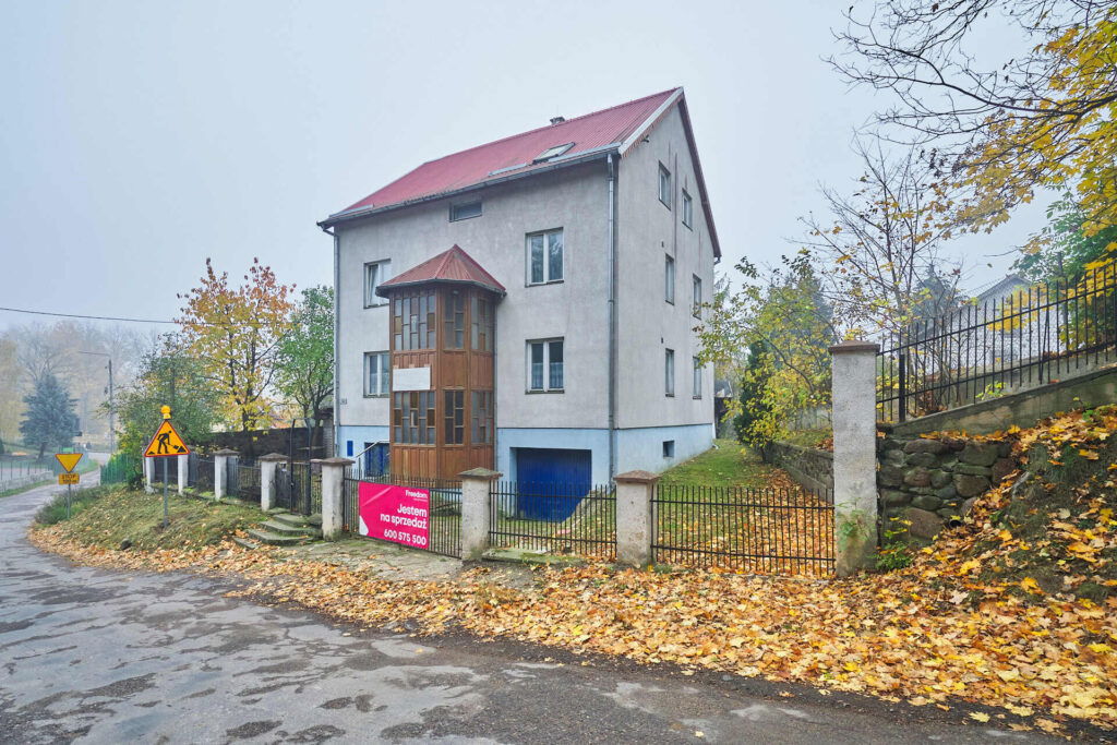 Duży dom o funkcjonalnym układzie - zdjęcie 1