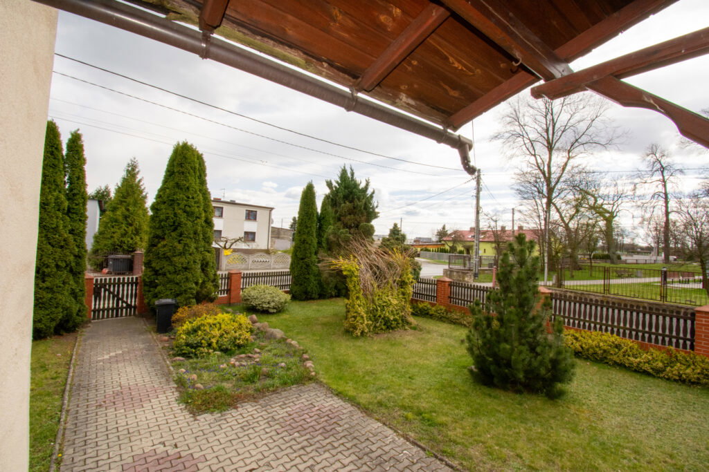 Dom wolnostojący z garażem w Wielowsi - zdjęcie 1