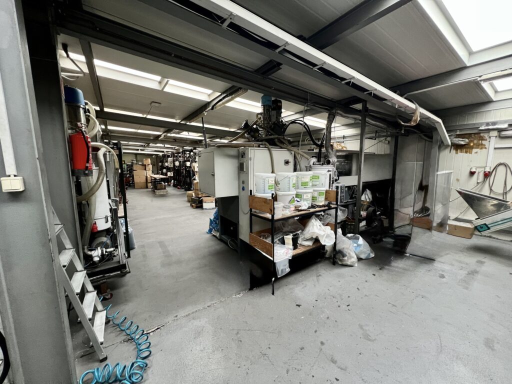 Funkcjonalny budynek produkcyjno-handlowy - zdjęcie 8