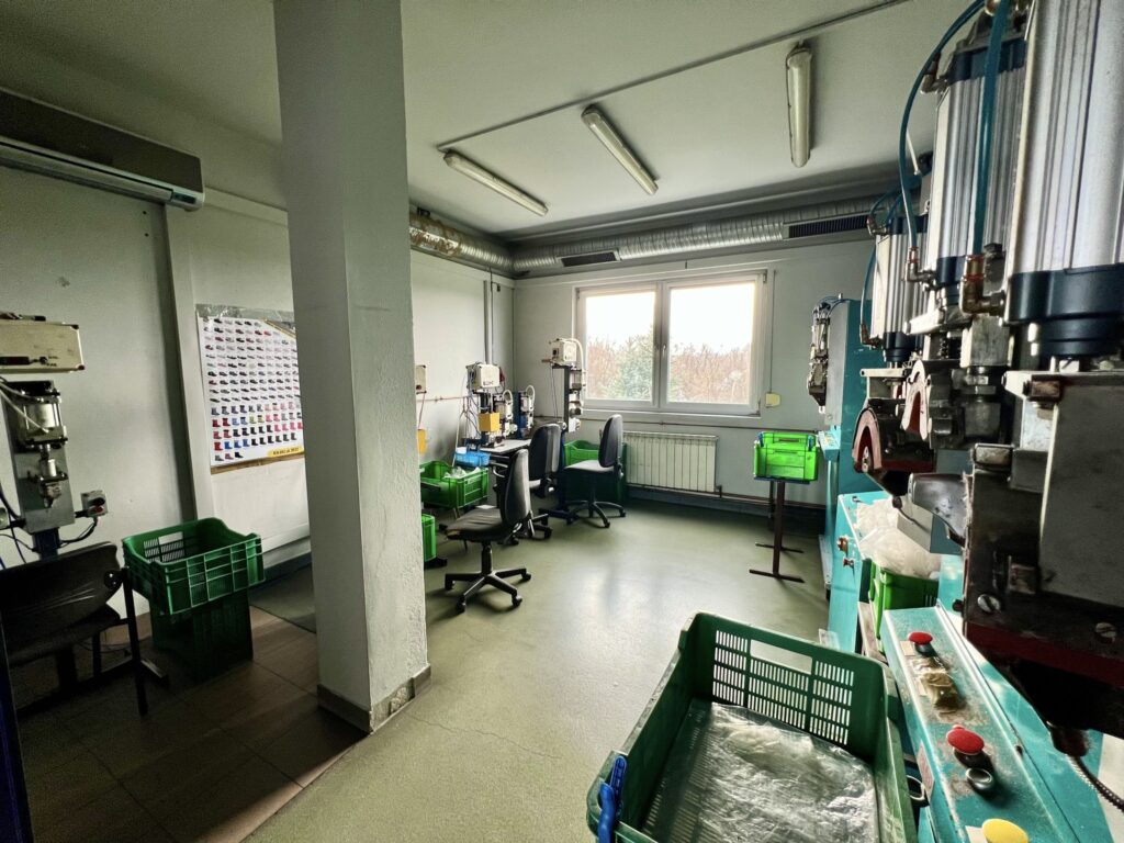 Funkcjonalny budynek produkcyjno-handlowy - zdjęcie 10