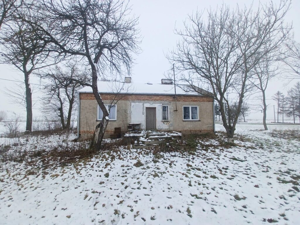 Dom z potencjałem na dużej działce - zdjęcie 4