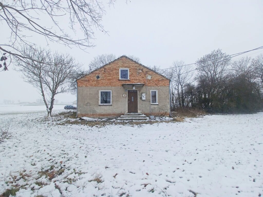 Dom z potencjałem na dużej działce - zdjęcie 2