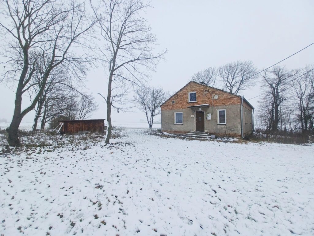 Dom z potencjałem na dużej działce - zdjęcie 1