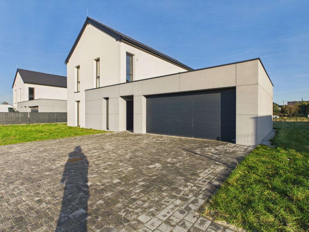 Nowoczesny dom z garażem i ogrodem. - zdjęcie 4