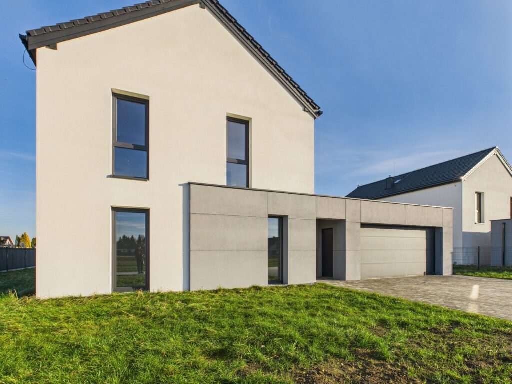 Nowoczesny dom z garażem i ogrodem. - zdjęcie 5