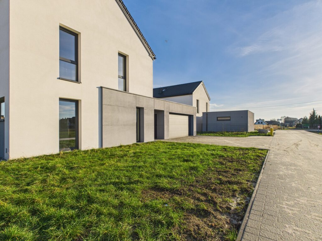 Nowoczesny dom z garażem i ogrodem. - zdjęcie 6