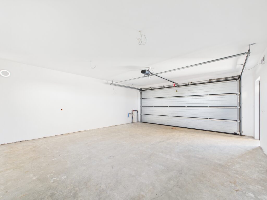 Nowoczesny dom z garażem i ogrodem. - zdjęcie 30