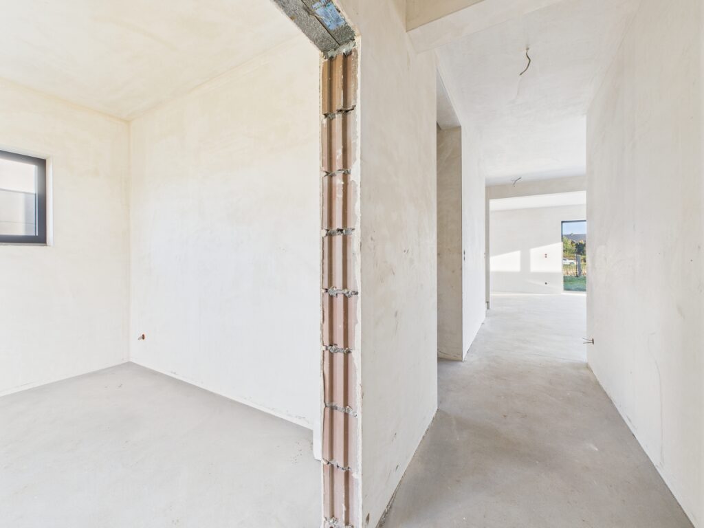 Nowoczesny dom z garażem i ogrodem. - zdjęcie 13