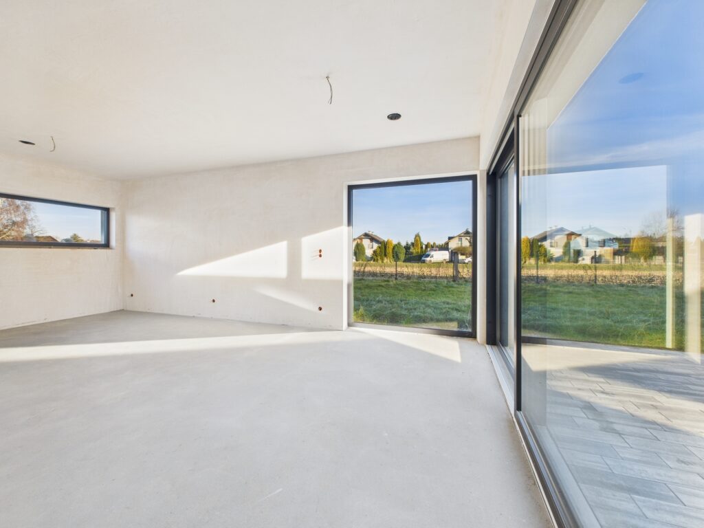 Nowoczesny dom z garażem i ogrodem. - zdjęcie 16