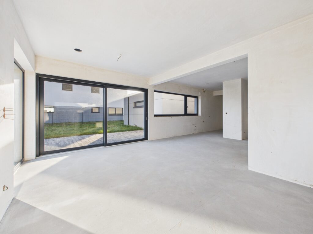 Nowoczesny dom z garażem i ogrodem. - zdjęcie 18