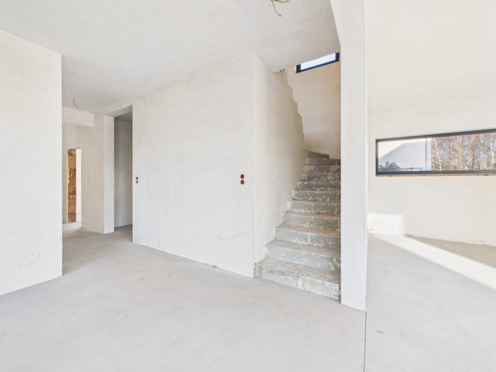 Nowoczesny dom z garażem i ogrodem. - zdjęcie 20