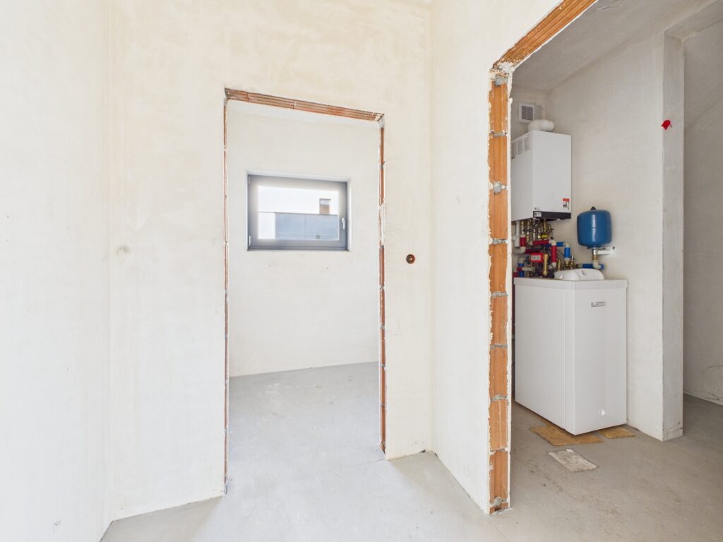 Nowoczesny dom z garażem i ogrodem. - zdjęcie 21