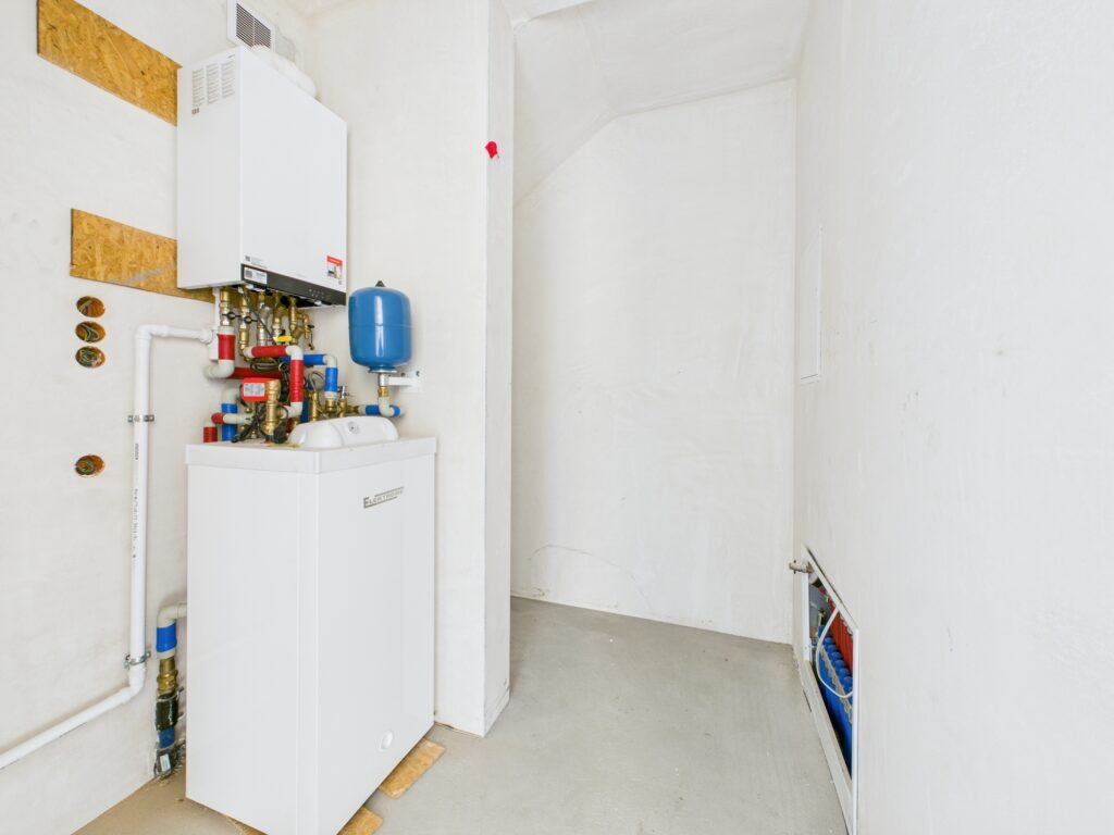 Nowoczesny dom z garażem i ogrodem. - zdjęcie 22