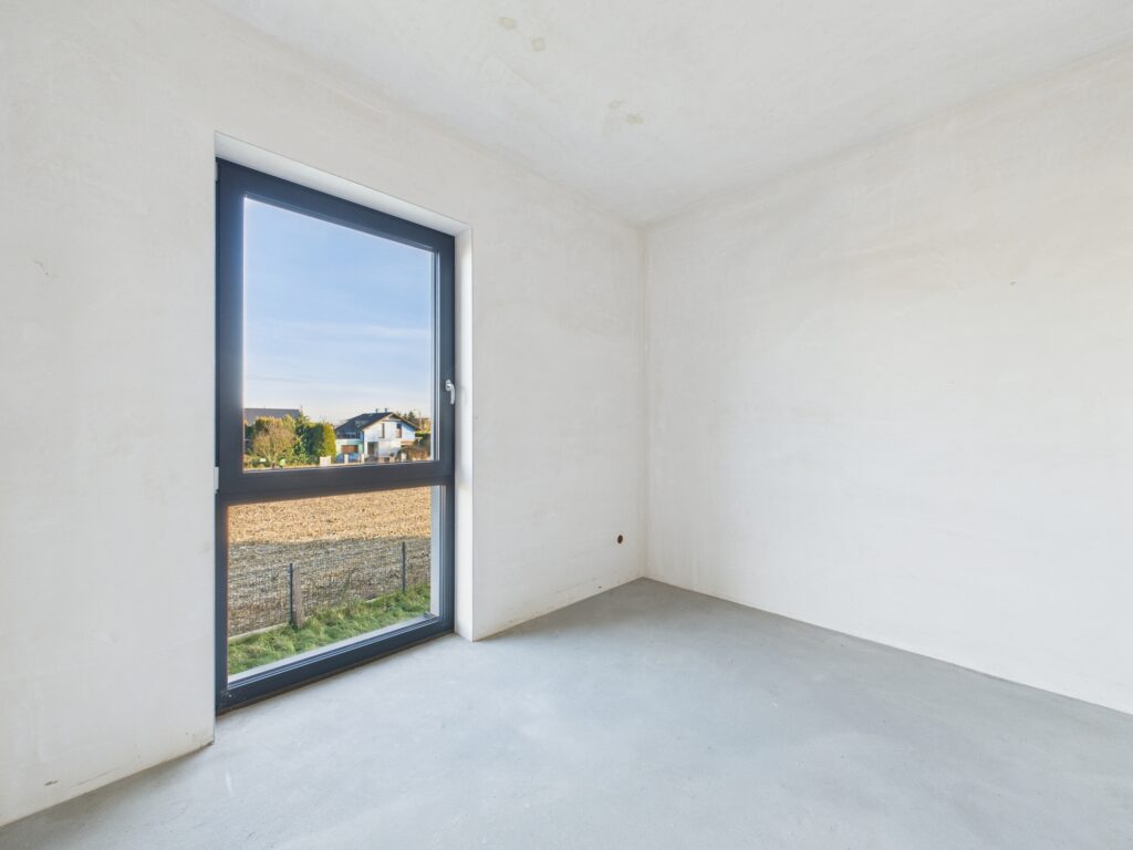 Nowoczesny dom z garażem i ogrodem. - zdjęcie 24