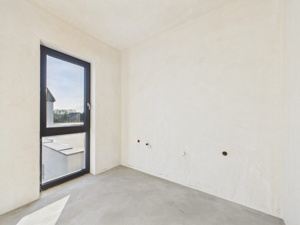 Nowoczesny dom z garażem i ogrodem. - zdjęcie 25