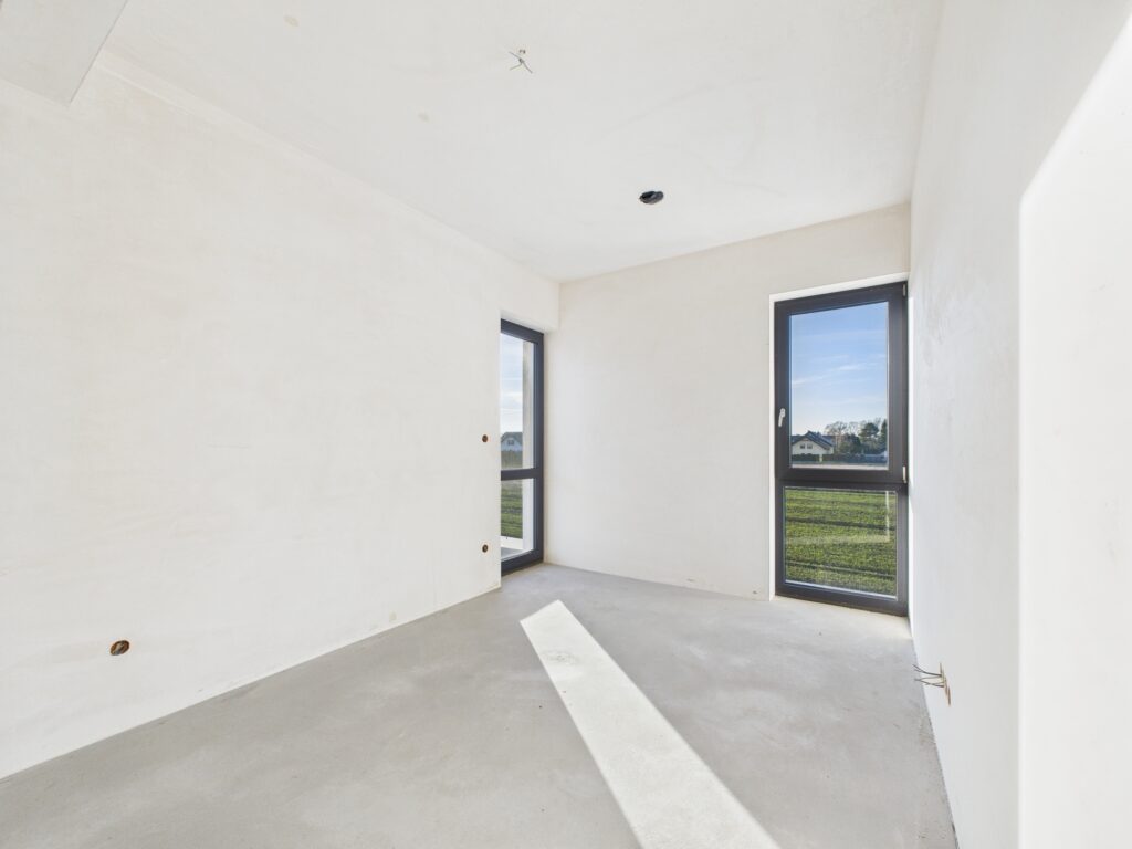 Nowoczesny dom z garażem i ogrodem. - zdjęcie 28