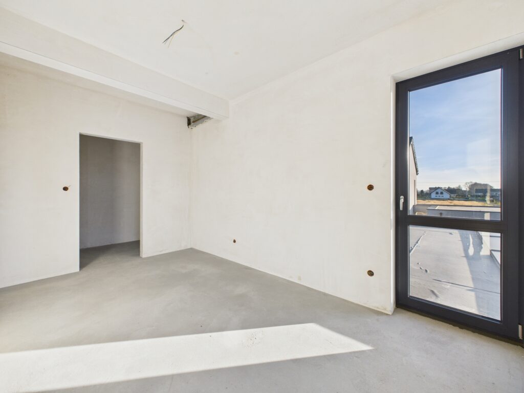 Nowoczesny dom z garażem i ogrodem. - zdjęcie 29